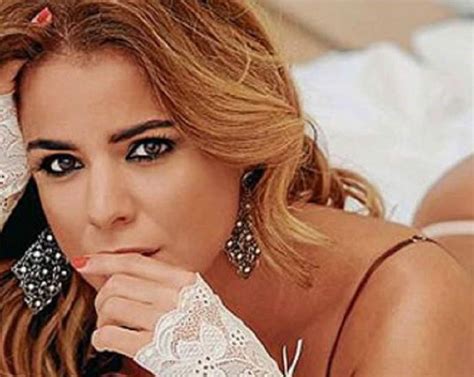 calabro tetas|Marina Calabró y sus fotos más hot: ¡infartante destape!.